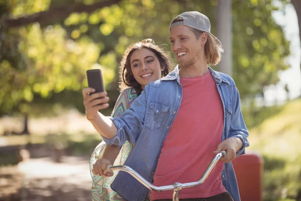 Paar schaut aufs Smartphone — Stockfoto