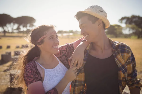 Casal olhando um para o outro — Fotografia de Stock