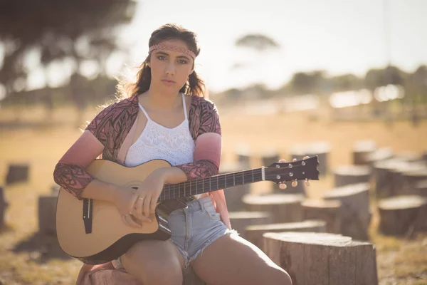 Donna che tiene la chitarra — Foto Stock