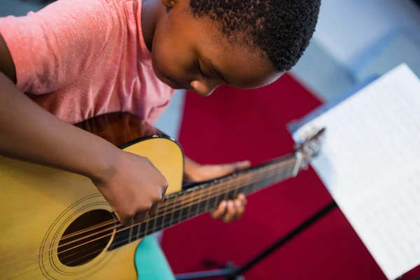 Jongen spelen gitaar — Stockfoto