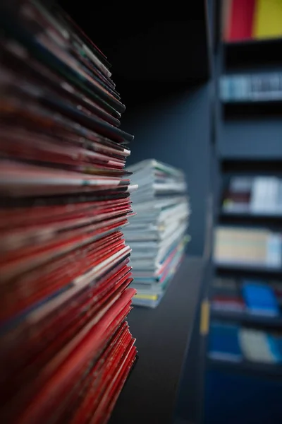 Libri sullo scaffale della biblioteca scolastica — Foto Stock