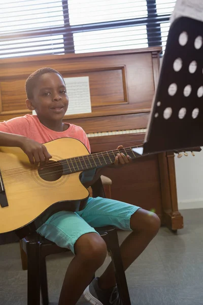 Jongen spelen gitaar — Stockfoto