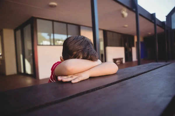 Niño relajándose en la mesa — Foto de Stock