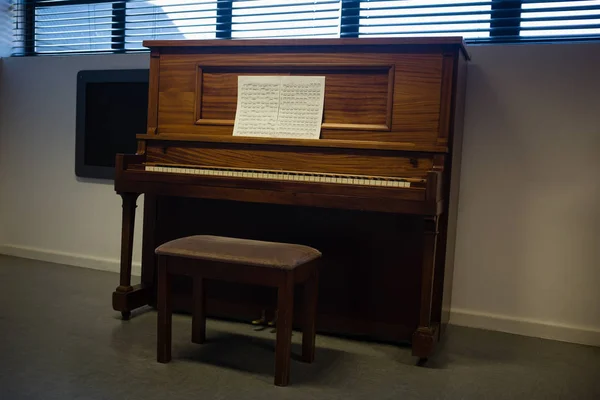 Klavier gegen Fenster im Klassenzimmer — Stockfoto