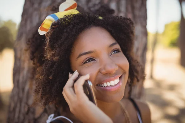 Mujer hablando por teléfono inteligente — Foto de Stock