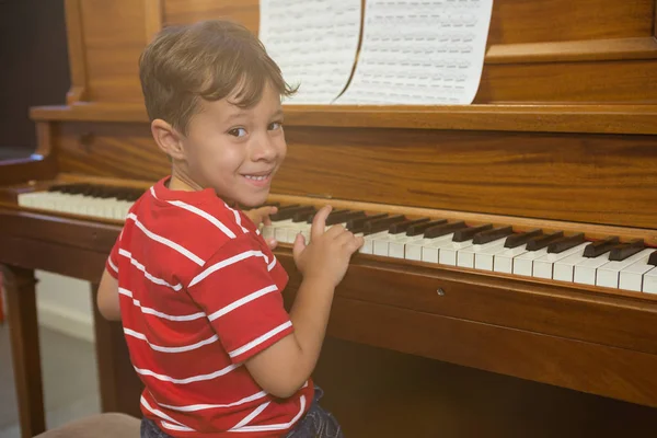 Pojke spela piano — Stockfoto