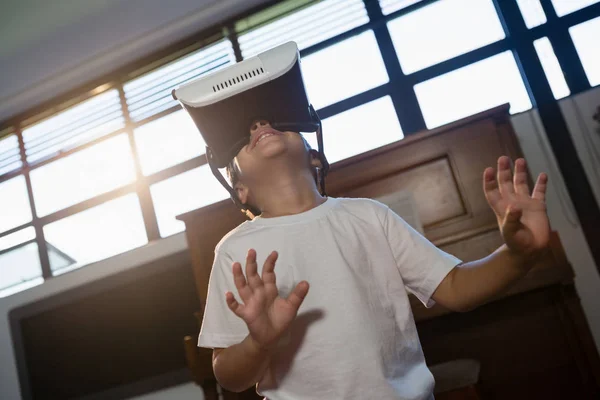 Niño usando simulador de realidad virtual — Foto de Stock