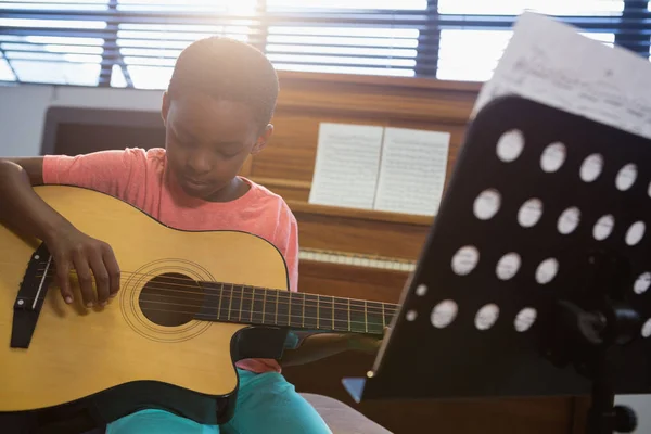 Pojke spela gitarr — Stockfoto