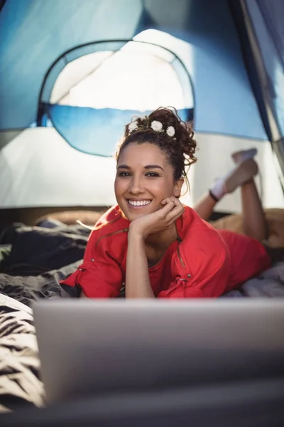 Frau liegt im Zelt — Stockfoto