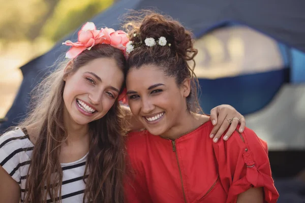 Amiche contro tenda — Foto Stock