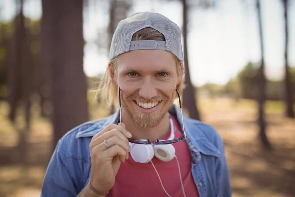 Man holding sunglasses — Stock Photo, Image