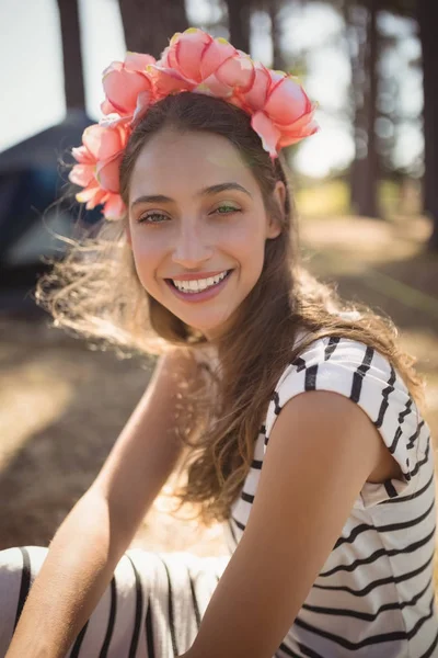 Frau sitzt auf Feld — Stockfoto