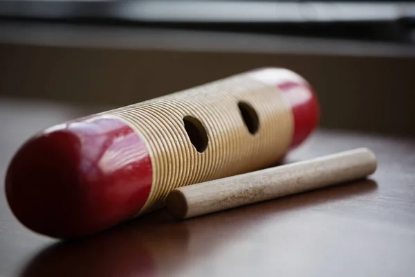 Instrumento musical sobre mesa de madera —  Fotos de Stock