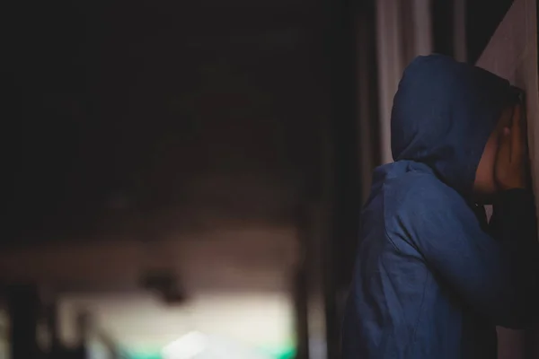 Jongen die betrekking hebben op zijn gezicht met handen — Stockfoto