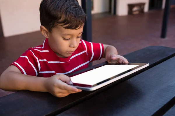 Jongen met digitale tablet — Stockfoto