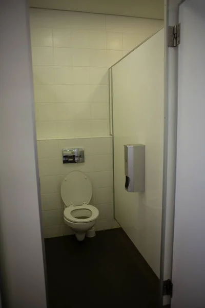 Mpty bathroom seen through open door — Stock Photo, Image