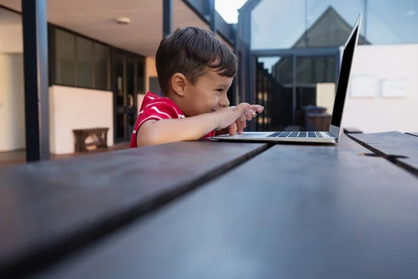 Jongen met behulp van digitale laptop — Stockfoto