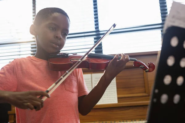 Niño tocando el violín —  Fotos de Stock