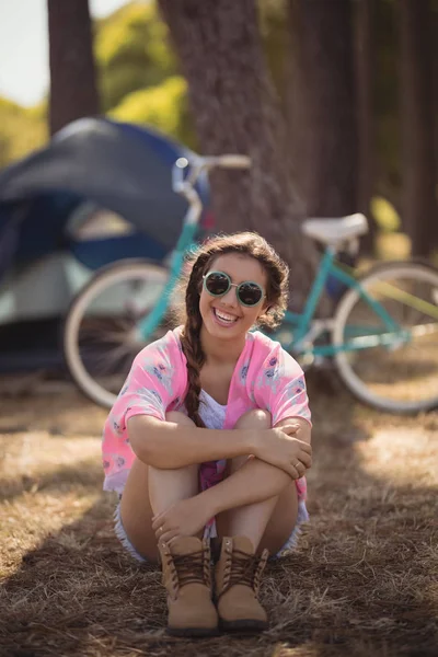 Vrouw zitten op veld — Stockfoto