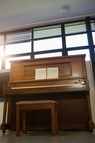 Klavier gegen Fenster zu Hause — Stockfoto