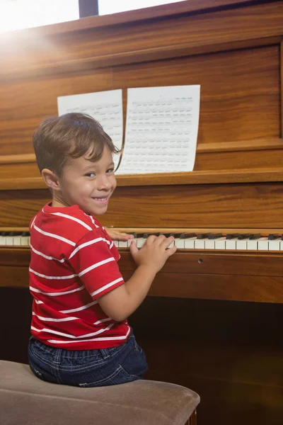 Pojke spela piano — Stockfoto