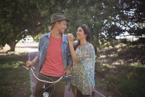 Pareja de pie con bicicleta en el sendero — Foto de Stock