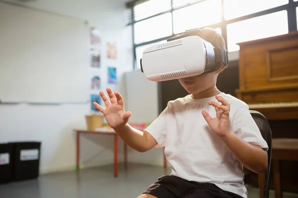 Menino vestindo simulador de realidade virtual — Fotografia de Stock