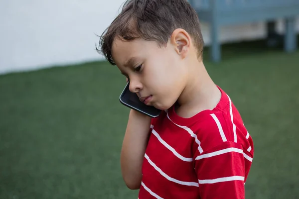 Chlapec mluví na mobilu — Stock fotografie