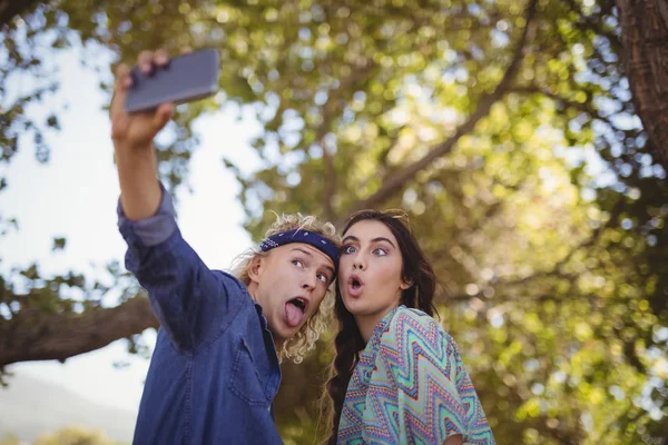 Par att göra ansikten samtidigt med selfie — Stockfoto