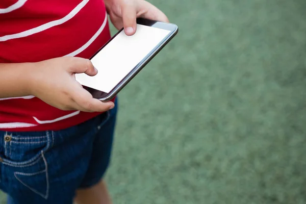 Jongen met behulp slimme telefoon — Stockfoto