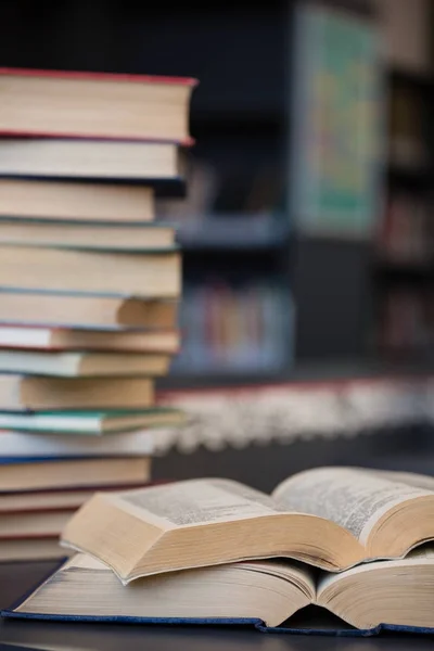 Libros en la mesa en la biblioteca —  Fotos de Stock