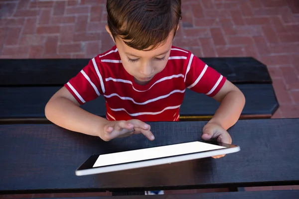 Chłopiec, dotykając cyfrowego tabletu — Zdjęcie stockowe