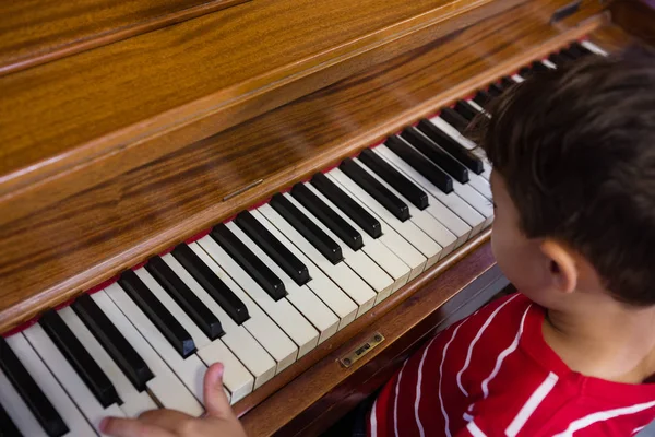 Pojke spela piano — Stockfoto