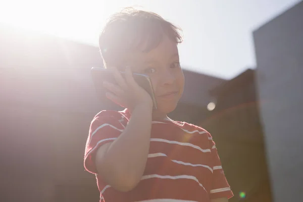 Chłopiec rozmawiający przez telefon komórkowy — Zdjęcie stockowe