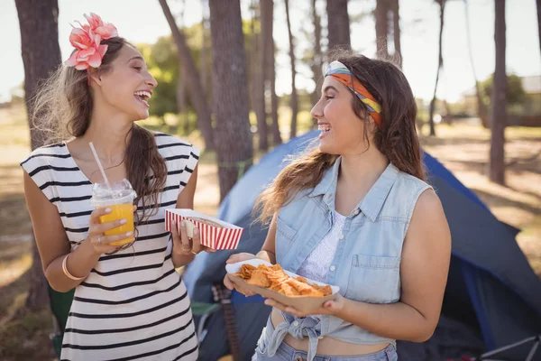 Freunde mit Essen — Stockfoto