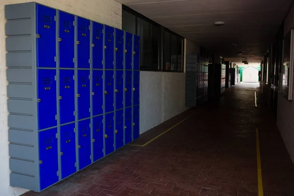Armadietti blu nel corridoio — Foto Stock