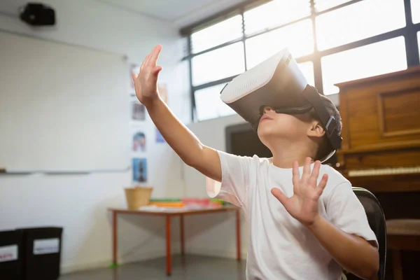 Menino vestindo simulador de realidade virtual — Fotografia de Stock