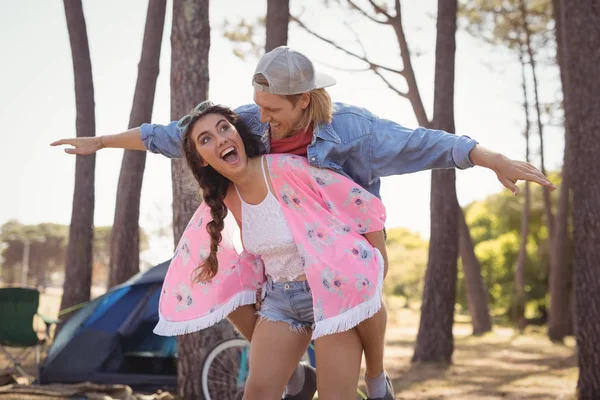 Woman piggybacking man — Stock Photo, Image