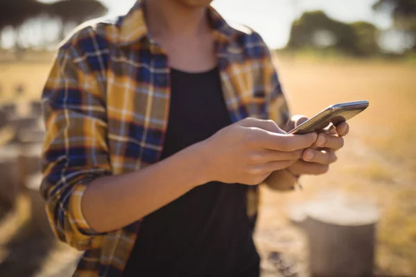 Cep telefonu kullanan adam — Stok fotoğraf