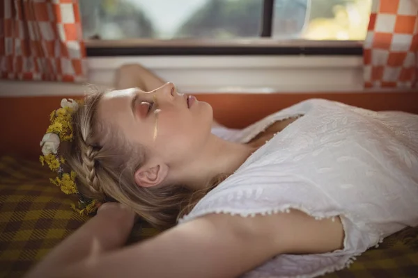 Mujer durmiendo en furgoneta — Foto de Stock