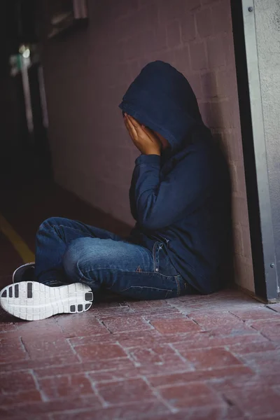 Θλιβερή αγόρι κάθεται στο πεζοδρόμιο — Φωτογραφία Αρχείου