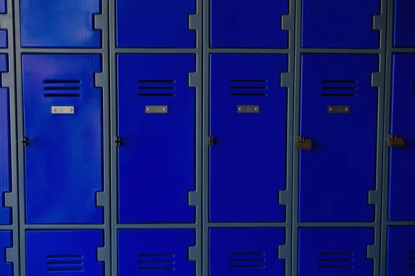 Gesloten blauwe lockers op school — Stockfoto