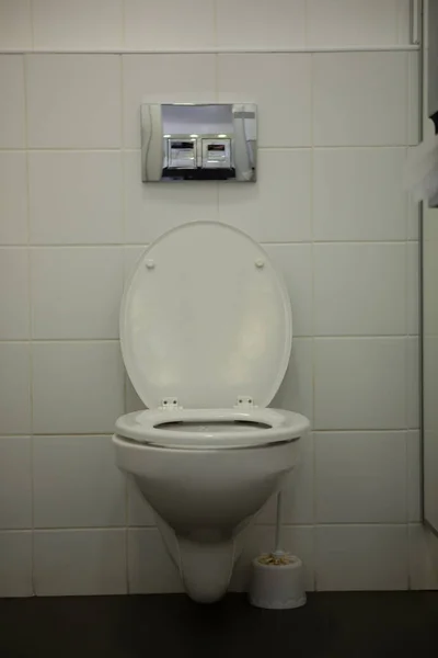Cuvette de toilette dans salle de bains — Photo