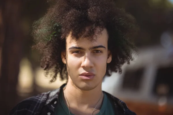 Uomo con i capelli ricci contro van — Foto Stock