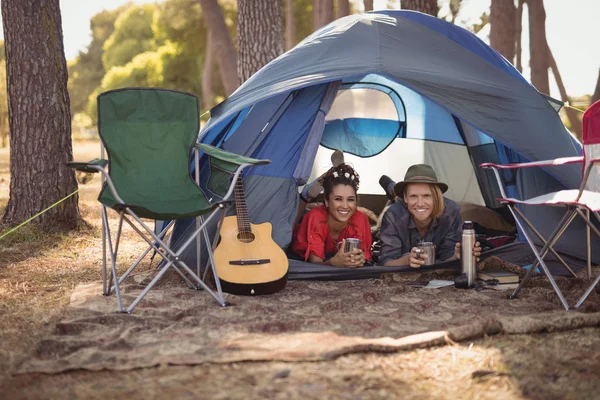 Пара отдыха в палатке — стоковое фото