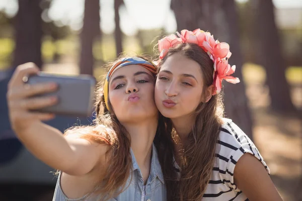 Kvinnor puckering medan du klickar på selfie — Stockfoto