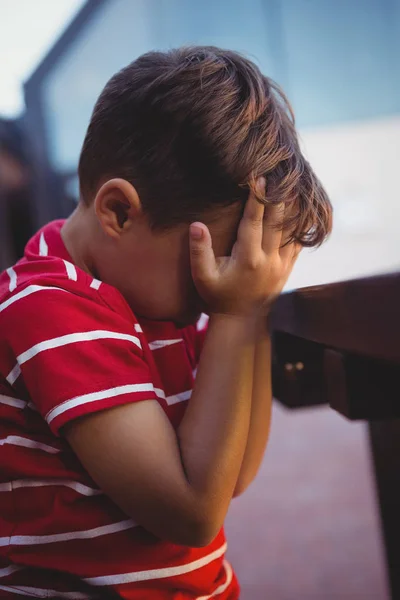 Niño con las manos cubriendo la cara — Foto de Stock