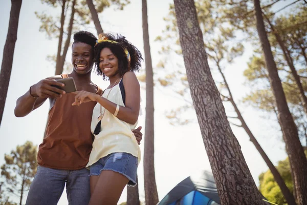 Pareja usando teléfono inteligente — Foto de Stock