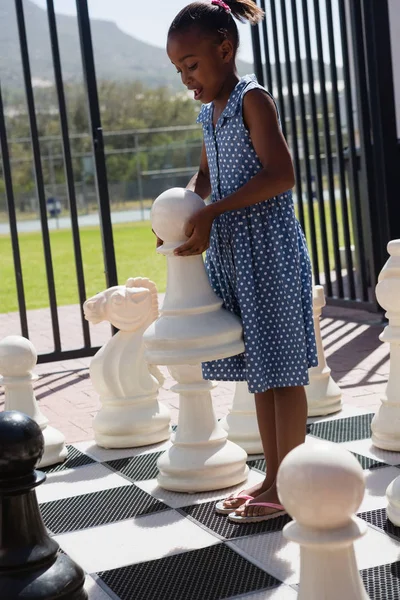 Chica jugando ajedrez grande — Foto de Stock