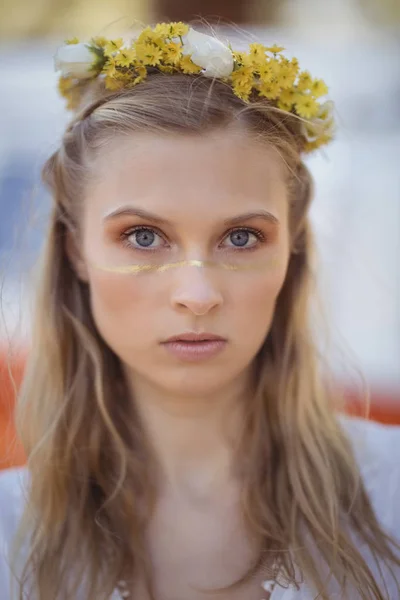 花を身に着けているブロンドの髪を持つ女性 — ストック写真